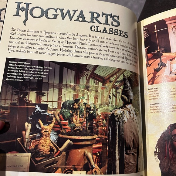 Harry Potter Official Exposition Guide Book - Picture 4 of 6
